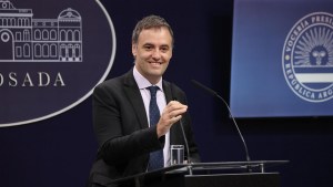 El gobierno condenó el paro de colectivos: «Siempre paga el que necesita el servicio», dijo Adorni