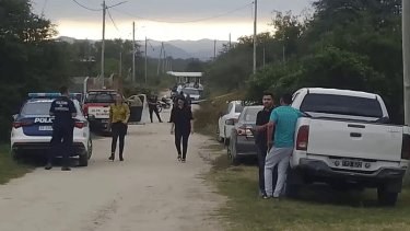 Investigan a la madre por el crimen de dos hermanos. 