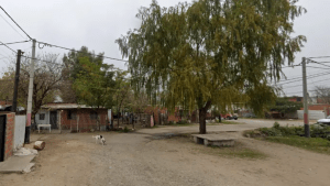 Balearon a dos jóvenes en la vereda de una casa en Rosario: uno murió y el otro está grave estado