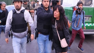 La mujer le quitó el arma a un guardia tras negarse a ser controlada, dejando tres heridos.