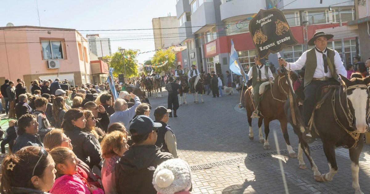 Con un colorido desfile celebraron los 245 años de la fundación de Viedma y Carmen de Patagones thumbnail