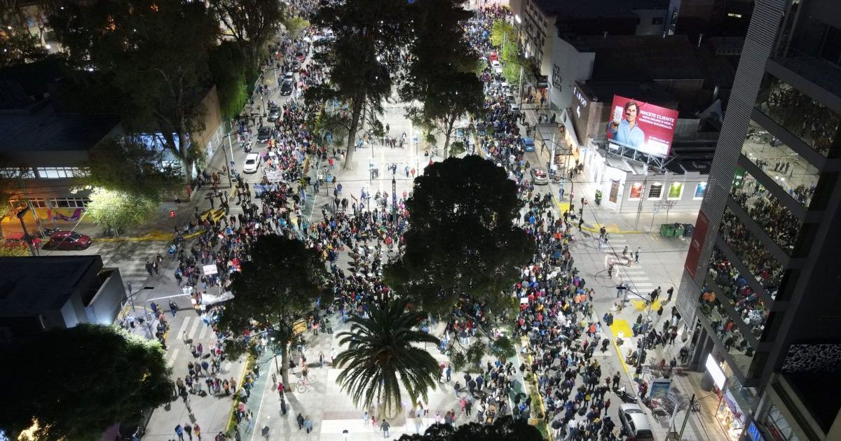 Desde el cielo, así se vio la multitudinaria marcha universitaria en las calles de Neuquén thumbnail