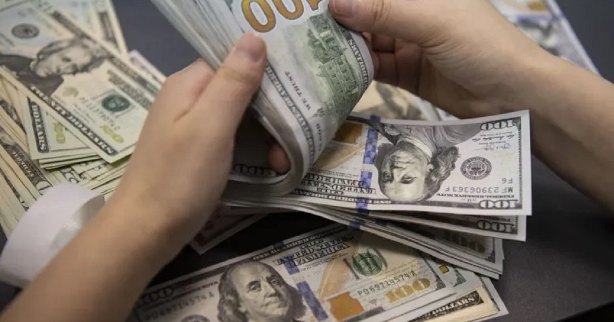 El dólar blue bajó este viernes pero subió 40 pesos en la semana: cómo cotizaron los financieros thumbnail