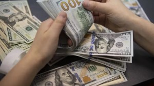 El dólar blue bajó este viernes pero subió 40 pesos en la semana: cómo cotizaron los financieros