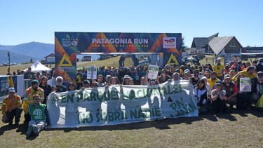 Los trabajadores de Parques Nacionales, en la largada del Patagonia Run. (Foto/Andrés Maripe).