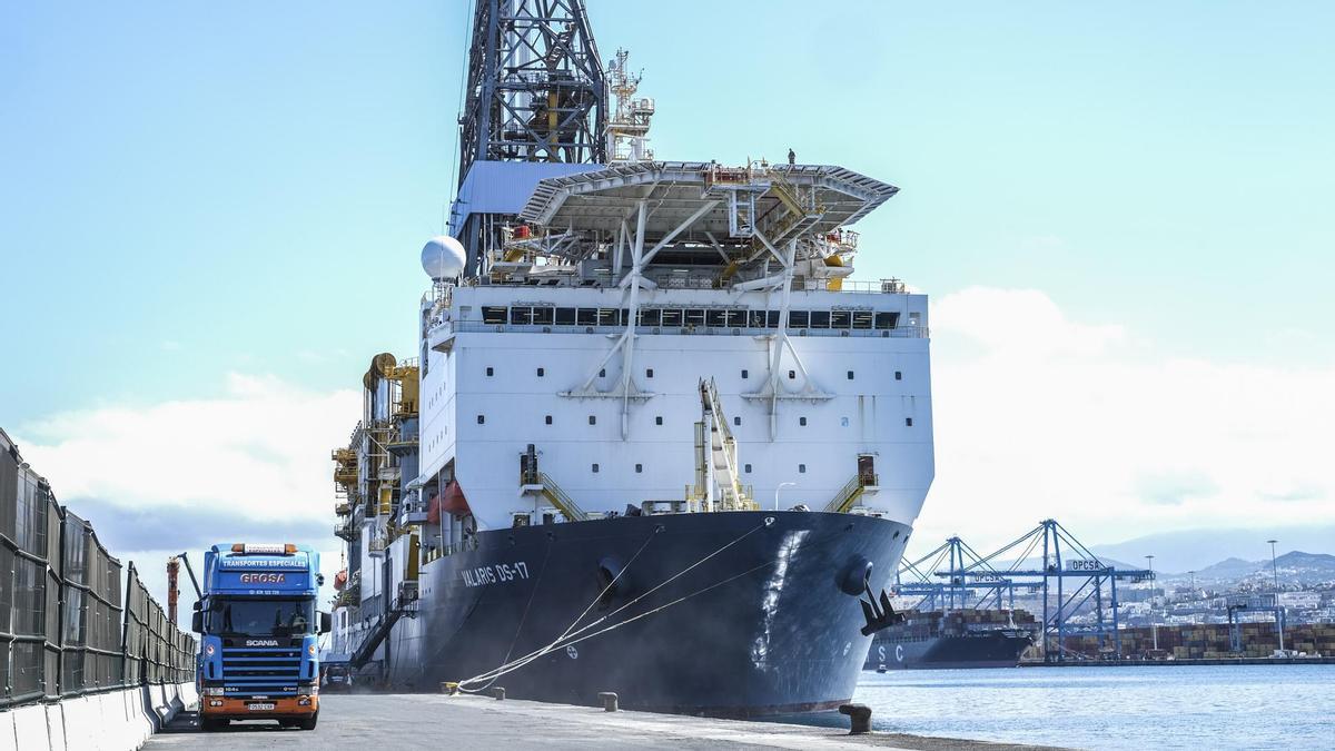 El buque encargado del primer pozo del offshore en las costas bonaerenses arribó hoy a Mar del Plata.