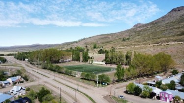 Intengrantes de la comunidad mapuche Mañke El Huecú realizan una protesta en el basurero muncipal. Foto archivo.