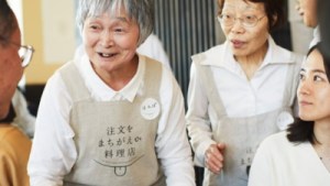 El restaurante japonés «de los pedidos equivocados» busca la inclusión social de personas con demencia