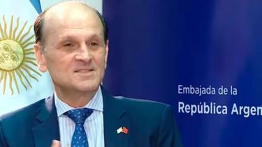 Beltramino es abogado y diplomático de carrera con experiencia en las relaciones internacionales. 