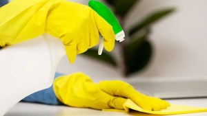 Empleadas domésticas: cuál es el mínimo de horas de trabajo para cobrar el aguinaldo 2024