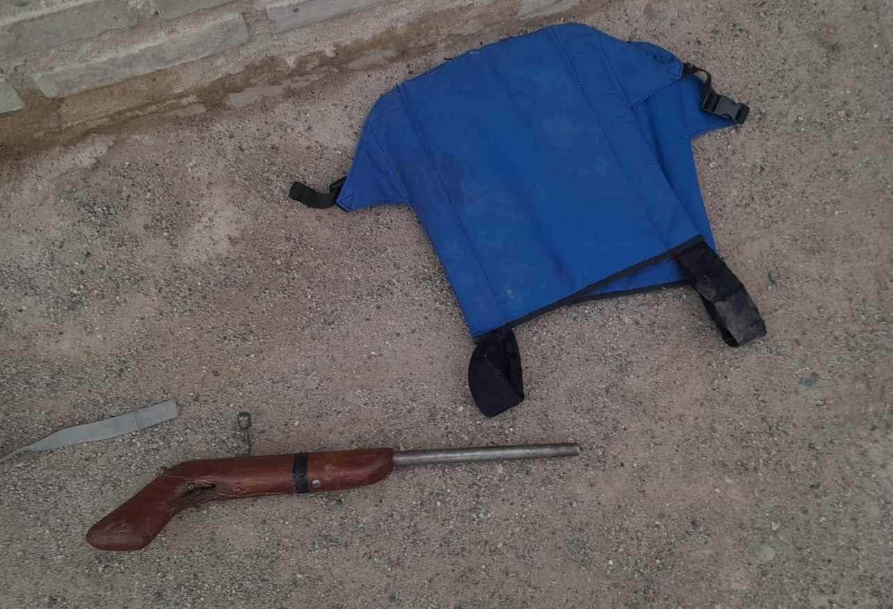 La escopeta y el chaleco antibalas fue secuestrado por el personal de la policía el domingo por la mañana. foto: gentileza