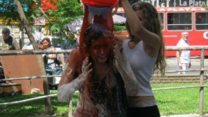 Como Carrie: una graduada de la UNLP pidió que la bañen con sangre animal