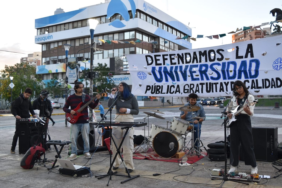 Realizaron un festival callejero en Neuquén en defensa de la universidad pública. Foto: Gentileza  @PeriodismoDeIzq 