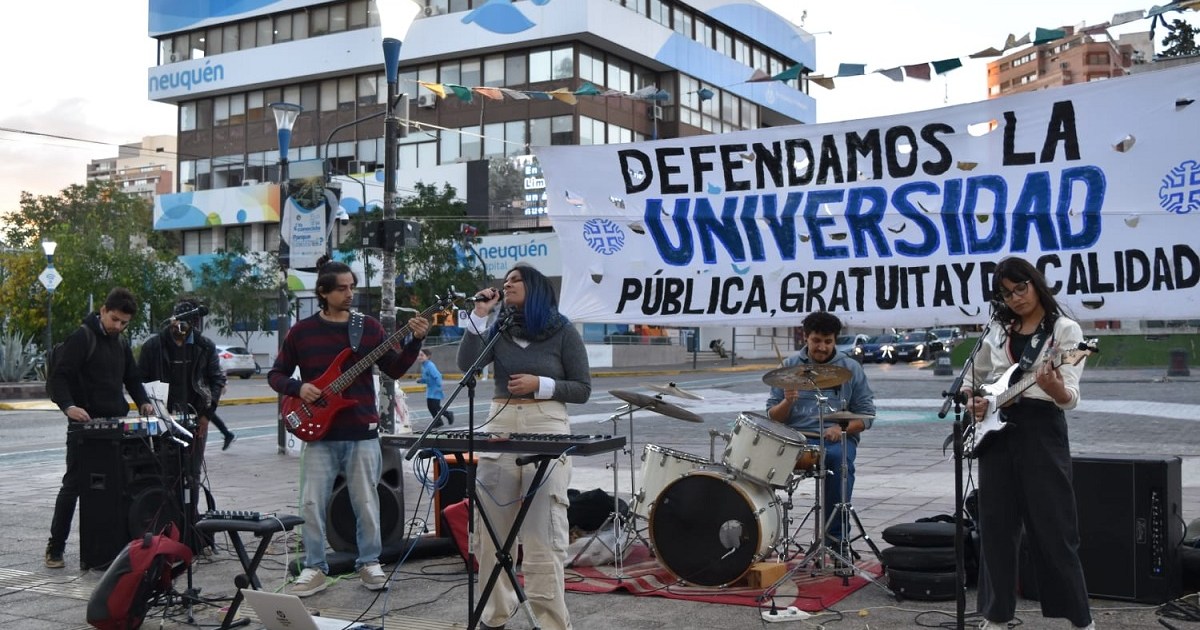 Realizaron un festival callejero en Neuquén en defensa de la universidad pública thumbnail
