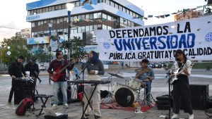 Realizaron un festival callejero en Neuquén en defensa de la universidad pública