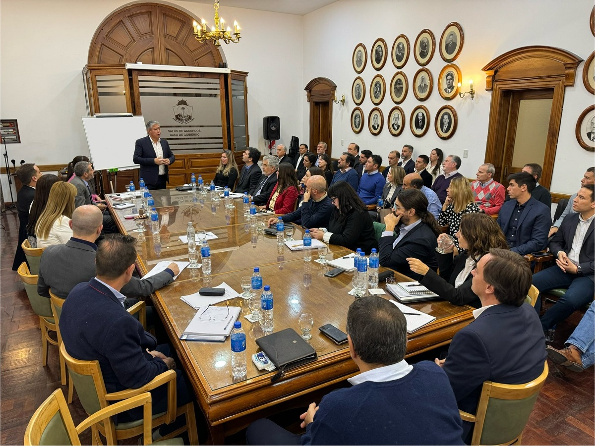 Rolando Figueroa encabezó una reunión de gabinete ampliado en Casa de Gobierno. Foto: gentileza.
