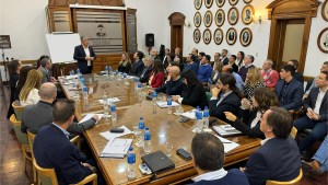 Figueroa reunió a sus funcionarios a 150 días de gobierno y les pidió «más dedicación»