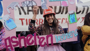 Se recibió de ingeniera y lo festejó en la marcha universitaria de Trelew: «¡Me recibí!»