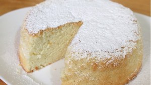 Sin azúcar y sin harina, esta receta de bizcochuelo te va a hacer muy feliz