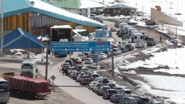 Chile y Argentina comparten un alto nivel de tránsito en sus pasos. Foto: La Tercera.-
