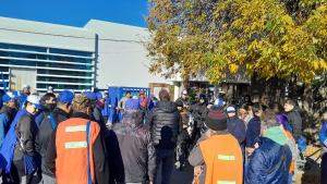 Protestas en los galpones del Alto Valle por suspensión de trabajadores sin explicación