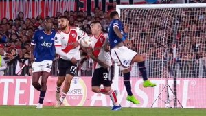 Se publicó el audio del VAR en el penal que reclamó Nacional ante River: «Mano siempre en…»