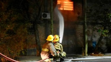Denuncian penalmente a la entidad bancaria dueña del galpón incendiado en Neuquén. Foto: Mati Subat