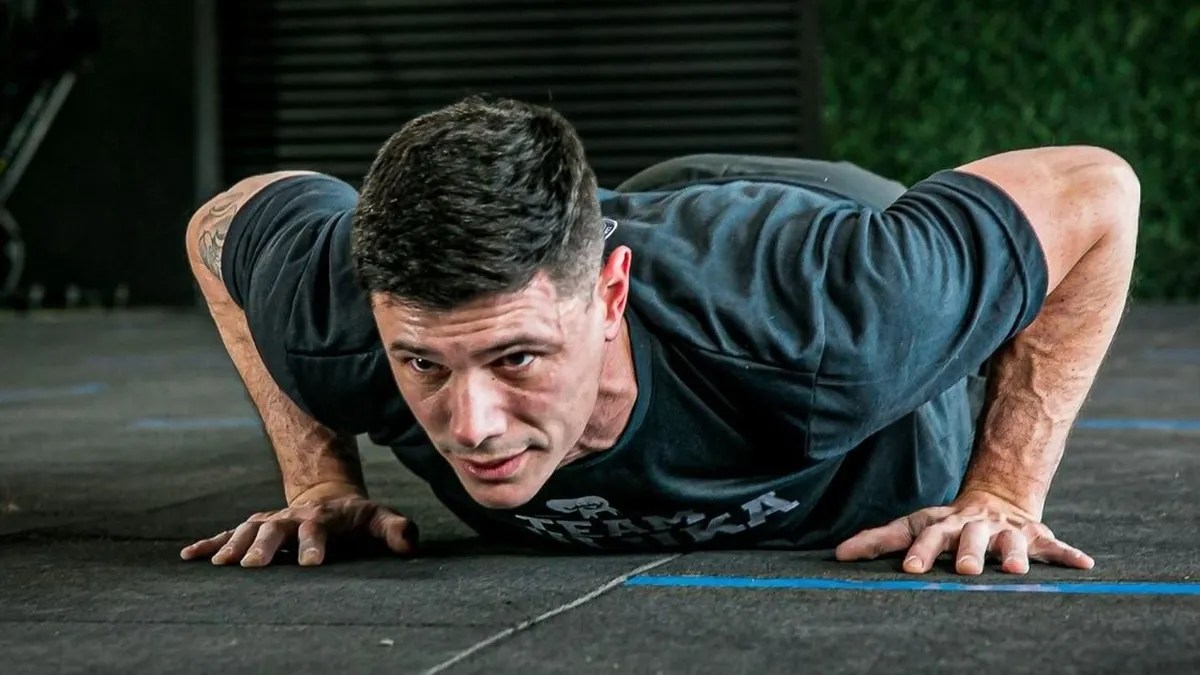 Quién es el senador de La Libertad Avanza que firmó el proyecto para