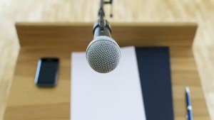 Cómo mejorar la confianza para hablar en público