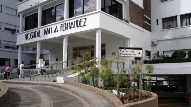 La joven denunció que fue abusada en uno de los baños. 