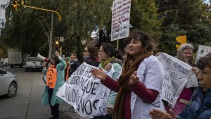 Los trabajadores del hospital en Bariloche iniciaron un nuevo paro y volvieron a la calle