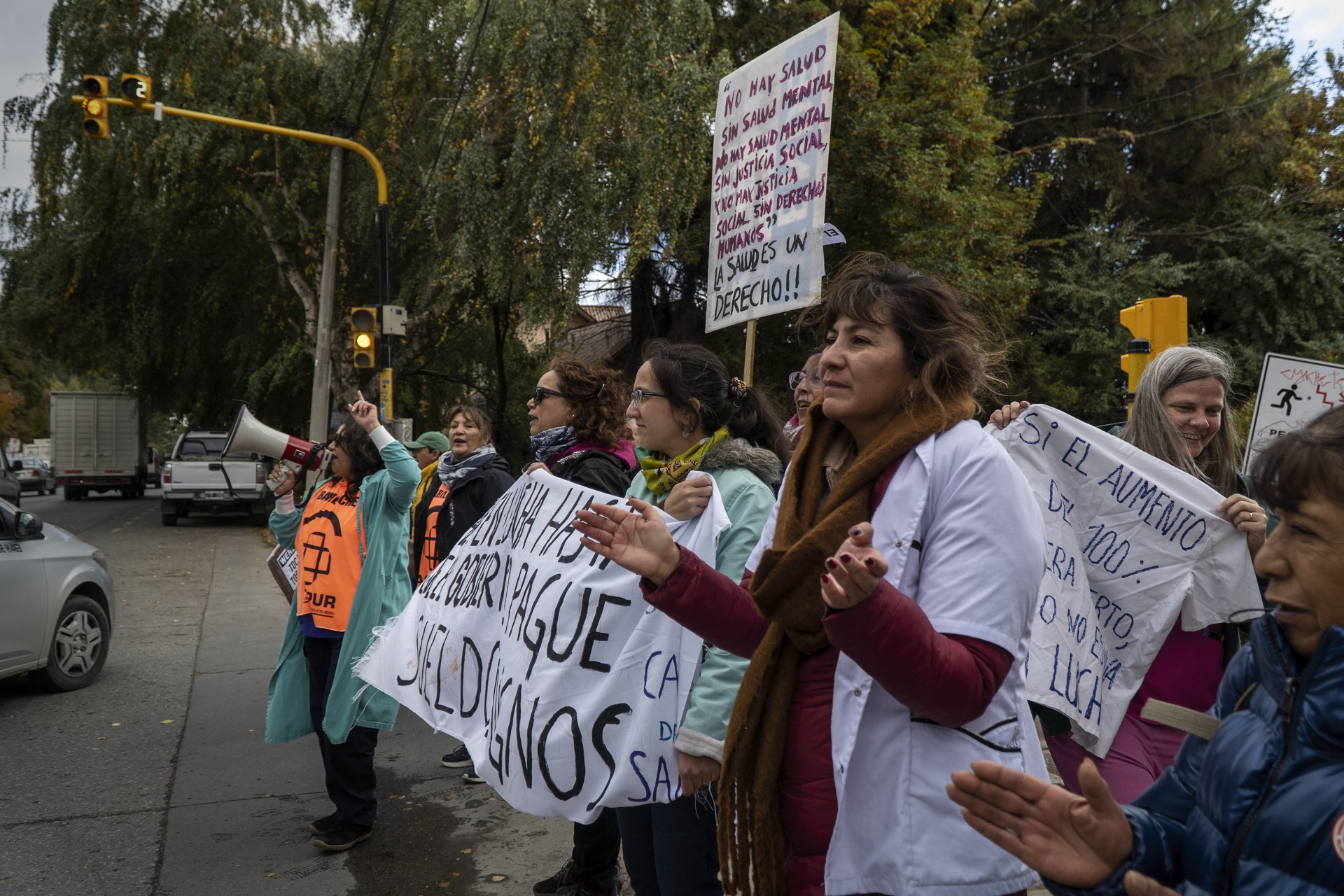Los trabajadores de Salud irrumpieron en cada corte de semáforo para dar a conocer sus reclamos. foto: Marcelo Martínez