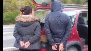 Volcó, salió a pedir ayuda y una pareja le robó elementos de su camioneta, en Bariloche