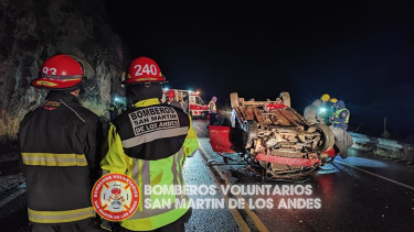 Personal de bomberos rescató al conductor. Foto: Gentileza.