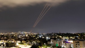 Jefe militar israelí dice que habrá una respuesta a Irán por el ataque con drones y misiles