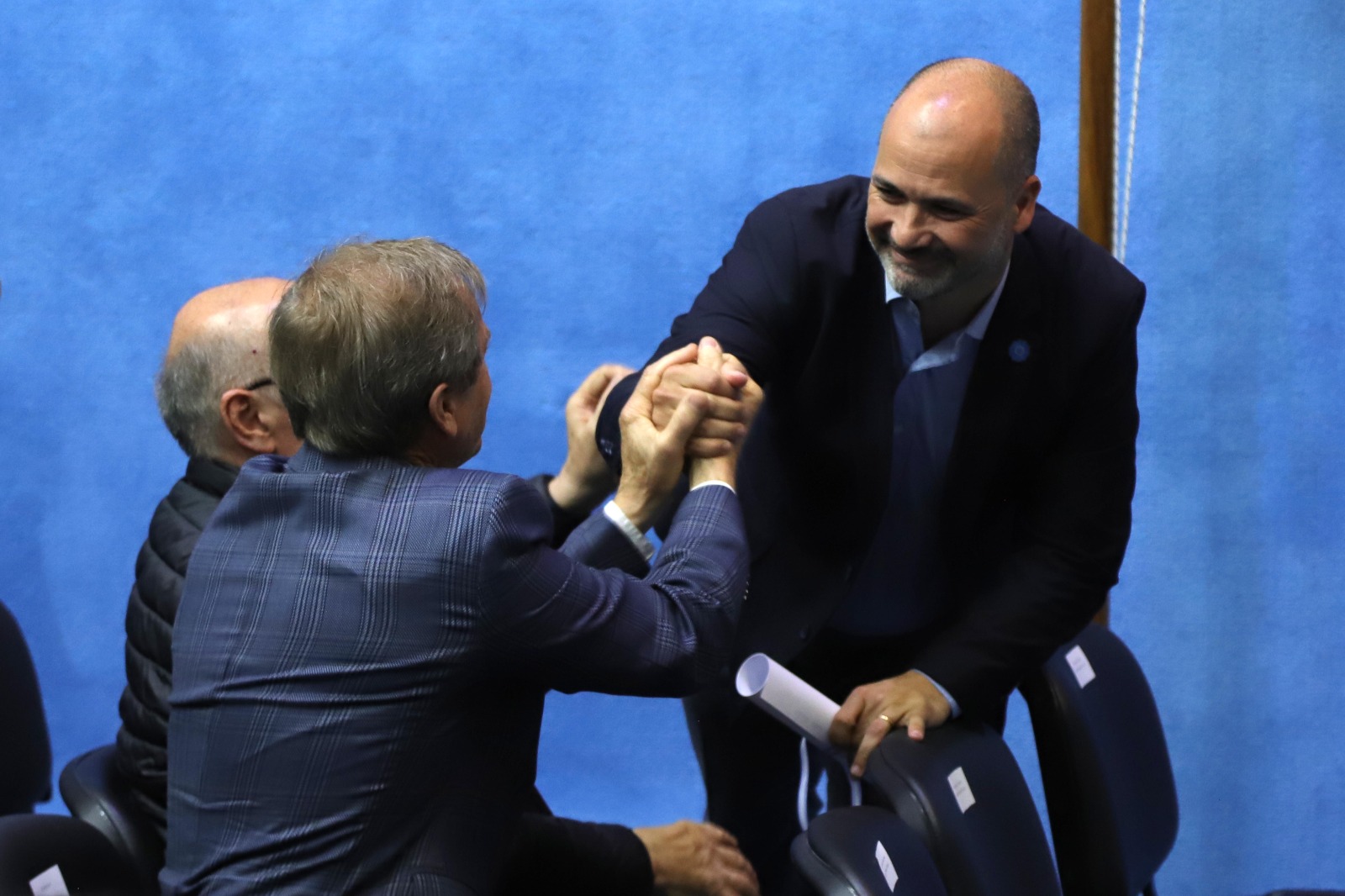 Tortoriello (de espalda) y Martín se saludan en la Legislatura, pero la rivalidad es inocultable. Foto: Marcelo Ochoa