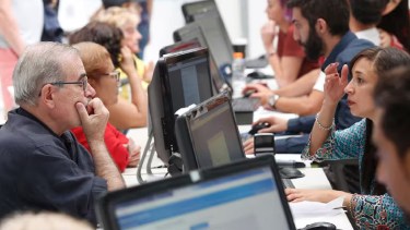 Jubilados y pensionados recibirán un bono a través de ANSES.-