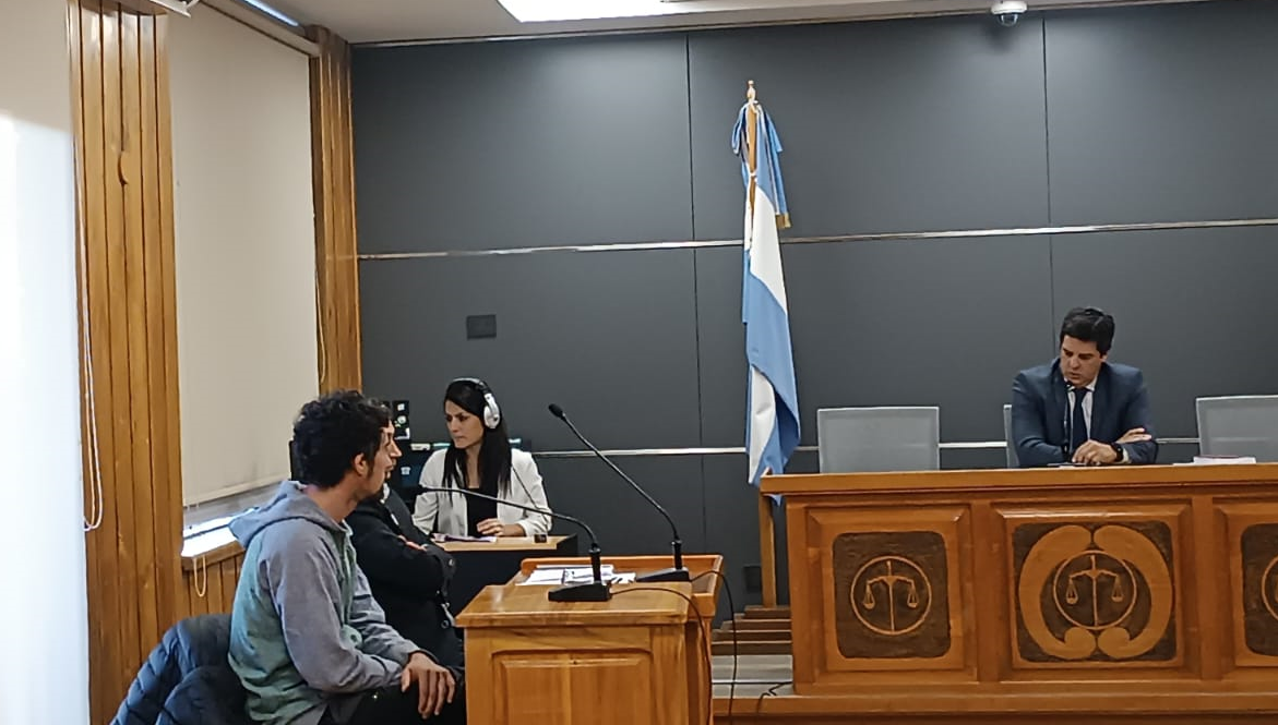 El imputado Federico Pajarín (a la izquierda) fue condenado en un juicio abreviado que se hizo este jueves en los Tribunales de Bariloche. (foto gentileza prensa Poder Judicial)