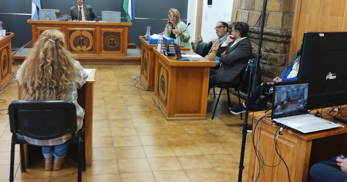 Impusieron penas en suspenso a tres docentes condenados por causar la muerte de una niña en Bariloche thumbnail