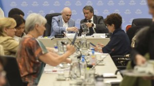 Ley Ómnibus: esperan el borrador mientras se constituyen 17 comisiones y convocan a un debate por el DNU