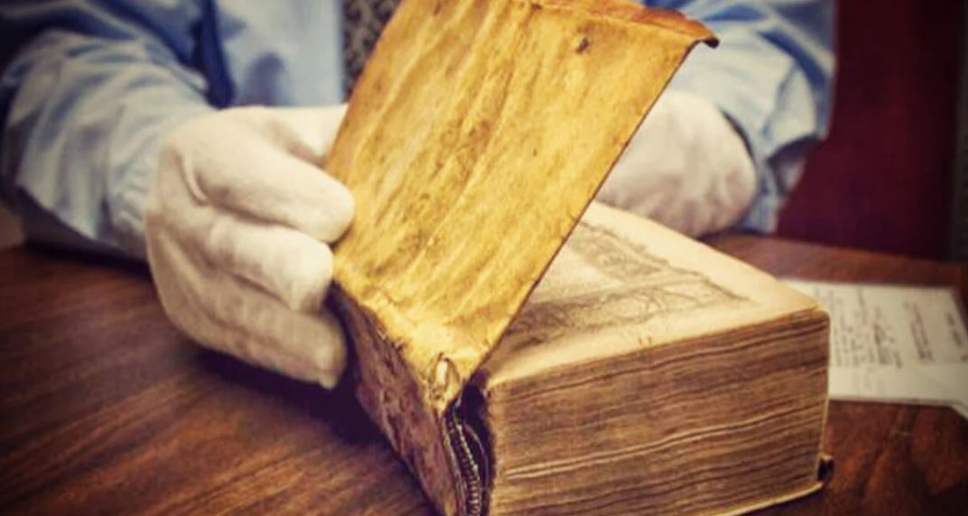 Encuadernado con piel humana conflicto por un libro que estaba hace 90 años en la Universidad