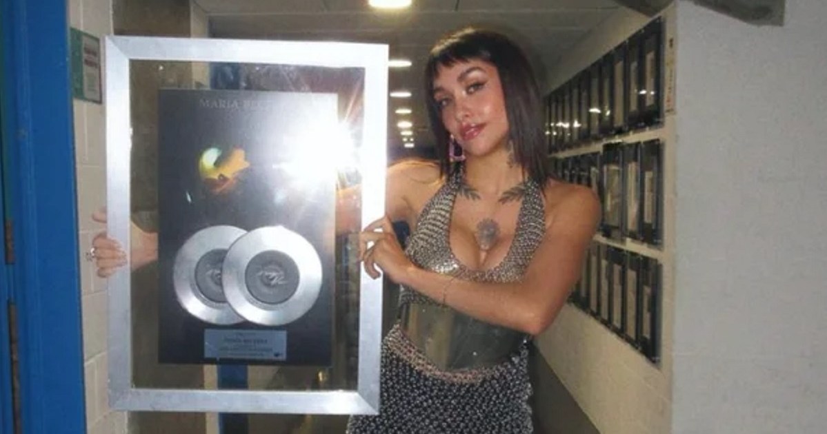 Una pareja le robó la placa del doble disco de platino a María Becerra en Ezeiza thumbnail