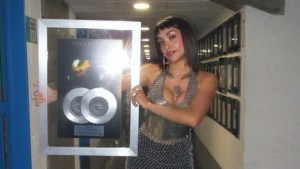 Una pareja le robó la placa del doble disco de platino a María Becerra en Ezeiza