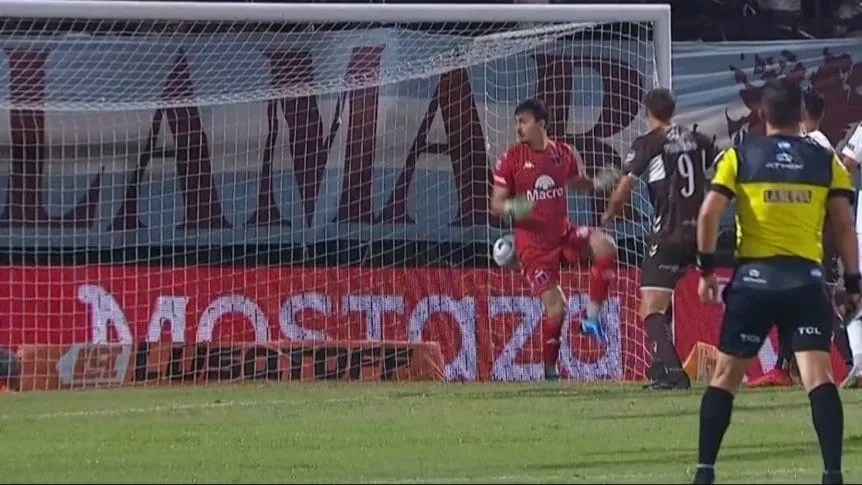 Matías Tagliamonte convirtió el primer gol, en contra, para Platense.