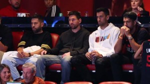 Lionel Messi, Suárez, Alba y Busquets asistieron al encuentro entre Miami Heat y Boston Celtics por la NBA