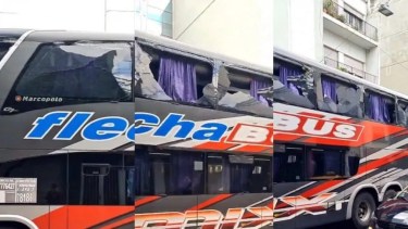 El colectivo de Peñarol terminó con los vidrios rotos en Rosario. 