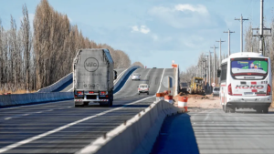 Motociclista muerto en la colectora de la Ruta 22 en Allen: investigan si la víctima hizo una mala maniobra