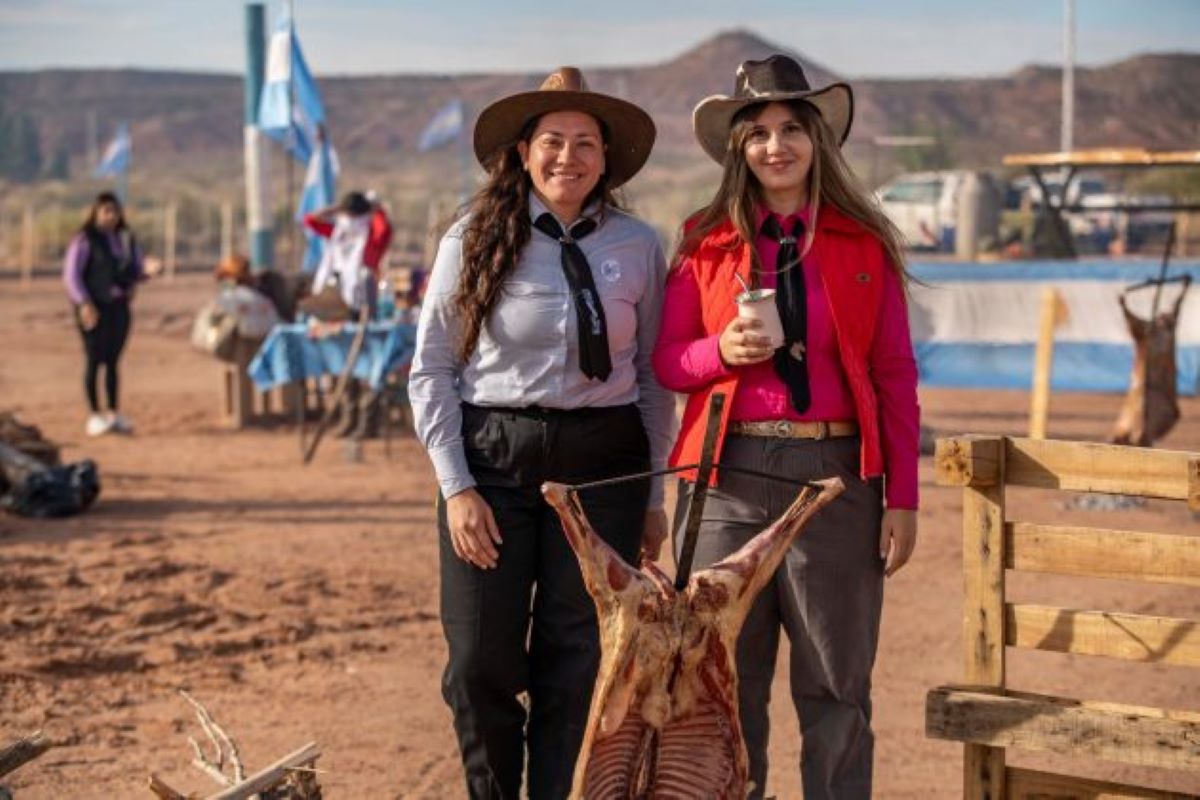 Se realizó en Rincón de los Sauces el 1er encuentro de Mujeres Asadoras de chivos en Vaca Muerta. 