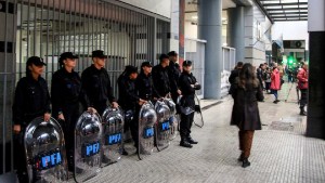 Protesta de ATE en todo el país contra los despidos: el Gobierno mandó policías y amenaza con represión y denuncias