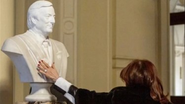 El busto de Néstor ya no está en su lugar y el espacio libre será ocupado por el de Menem.